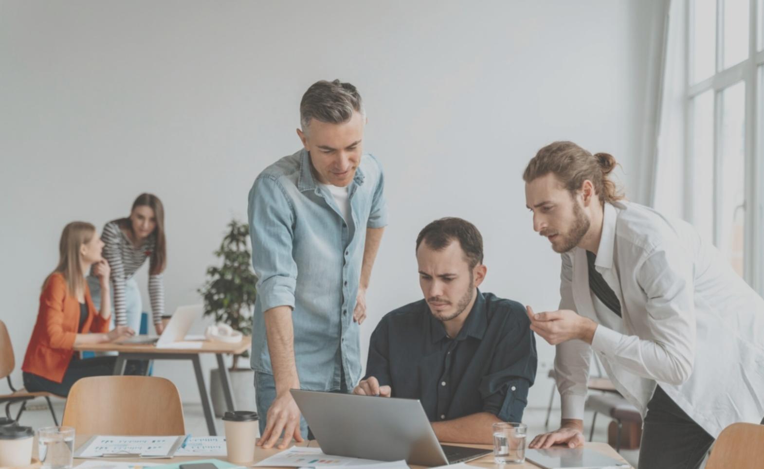 Professionelles Team bei strategischer Partnerschaftsplanung